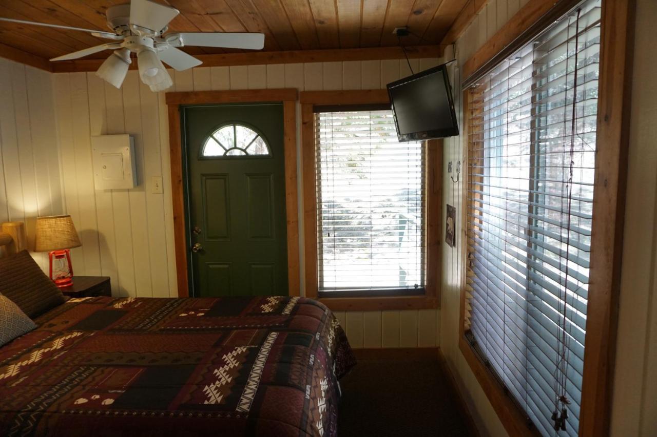 Shaver Lake Village Hotel Buitenkant foto