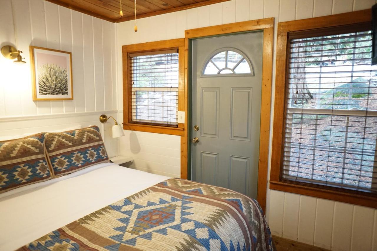 Shaver Lake Village Hotel Buitenkant foto